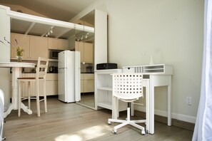 Interior - Peaceful Cottage Among Berkeley Mansions (Berkeley)