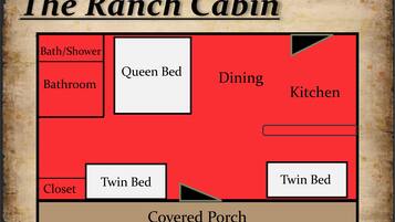 Un chalet de ranch comprenant un lit double, deux lits simples, une salle de bain, un coin repas, une cuisine et une véranda couverte.