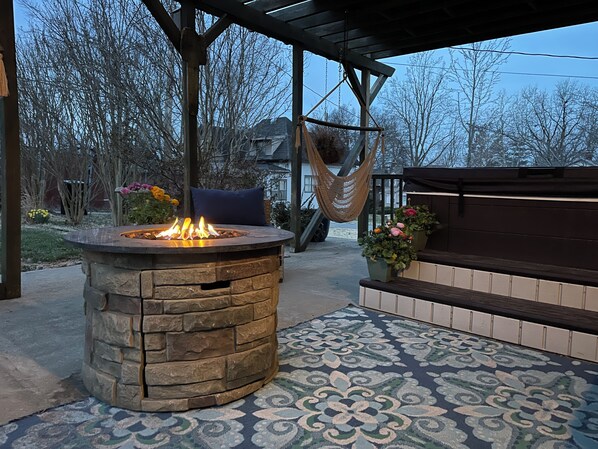 Terrace/patio - Feels like fall - Aug 24-29. In town & private hot tub, bikes & SNF hiking (Harrisburg)