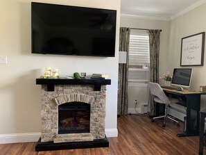 Interior - Feels like fall - Aug 24-29. In town & private hot tub, bikes & SNF hiking (Harrisburg)