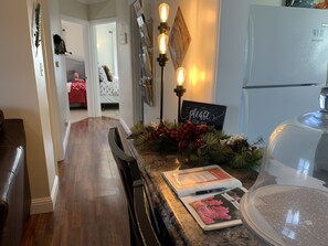 Interior - Feels like fall - Aug 24-29. In town & private hot tub, bikes & SNF hiking (Harrisburg)