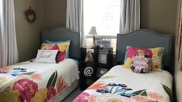 2 Schlafzimmer, Schreibtisch, Bügeleisen/Bügelbrett, Reisekinderbett