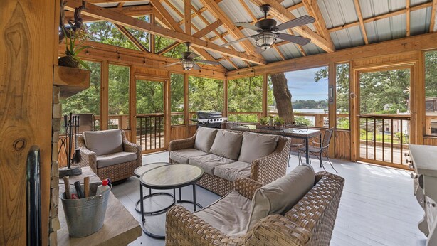 A covered outdoor seating area with wicker furniture, a table, and a grill. - “Fun” place! — Exceptional" —near Oaklawn Park, Garvin Gardens and Restaurants (Hot Springs)