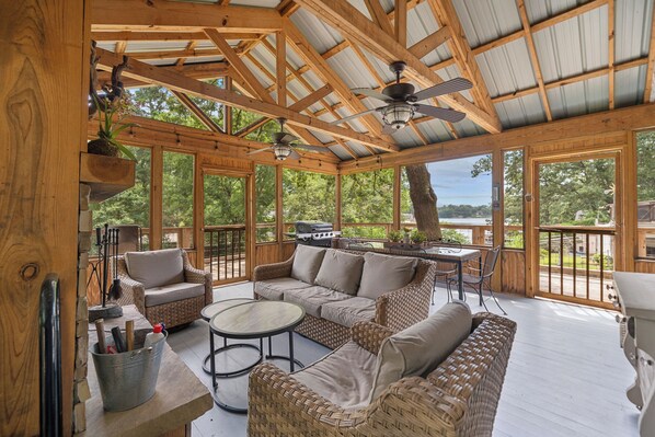 Outdoor dining - “Fun” place! — Exceptional" —near Oaklawn Park, Garvin Gardens and Restaurants (Hot Springs)