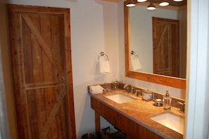 Ensemble douche/baignoire, sĂšche-cheveux, serviettes fournies, shampoing