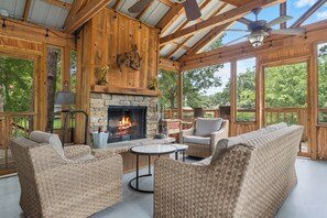 Interior - “Fun” place! — Exceptional" —near Oaklawn Park, Garvin Gardens and Restaurants (Hot Springs)