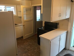 Fridge, microwave, oven, stovetop - 2 bedroom 1bathroom, sleeps  5 (Eugene)