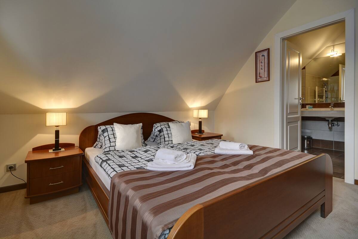 Minibar, desk, bed sheets