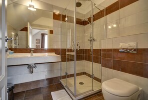 Dusche, kostenlose Toilettenartikel, Haartrockner, Handtücher