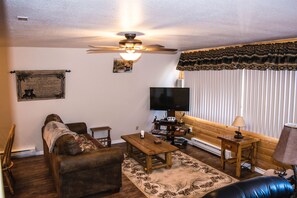 Smart TV, fireplace