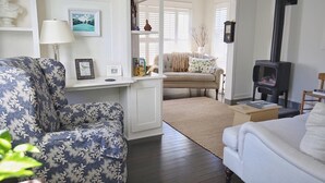 Un salon chaleureux avec un canapé, une petite table et une cheminée.