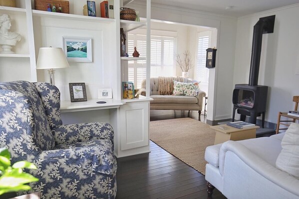 Smart TV, fireplace, DVD player, books