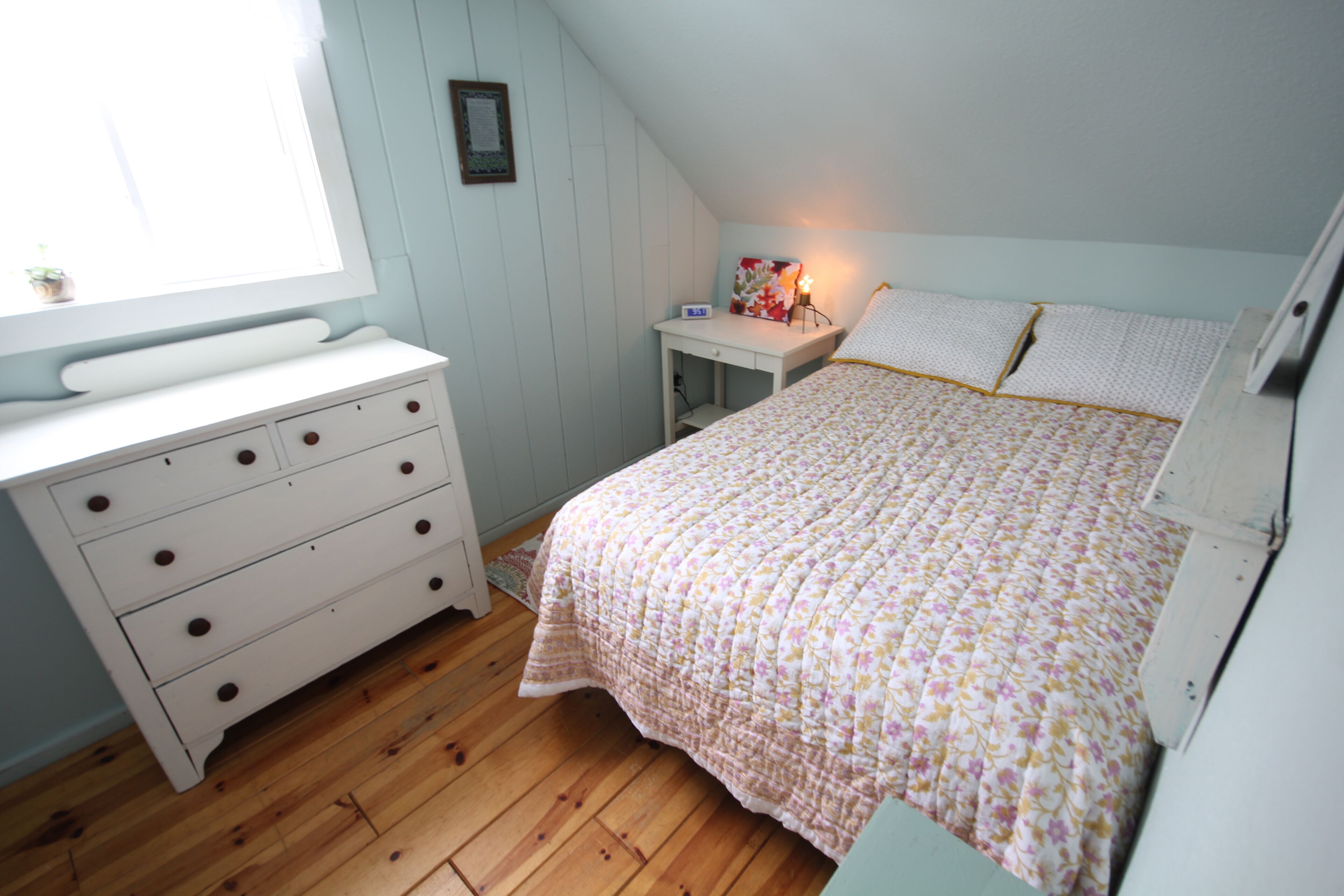 3 bedrooms, desk, iron/ironing board, travel crib