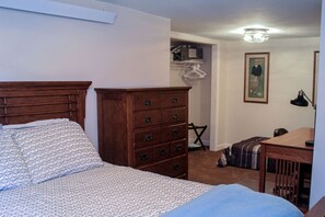 1 chambre, bureau, fer et planche à repasser, lit parapluie