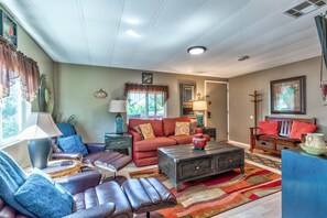 TV, Netflix, streaming services - Walk to Trails, Serene 2 bd w/ HOT TUB, W. Sedona (Sedona)