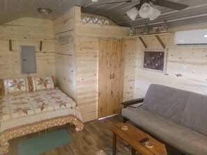 Fernseher, DVD-Player, Bücher