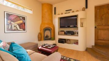 Een smart-tv, een open haard, boeken en een stereo