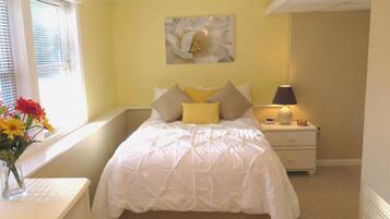 2 chambres, bureau, fer et planche à repasser, lit parapluie