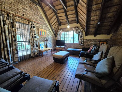 SOLAR! Safari in the garden, private viewing decks. Enjoy the bush and relax!