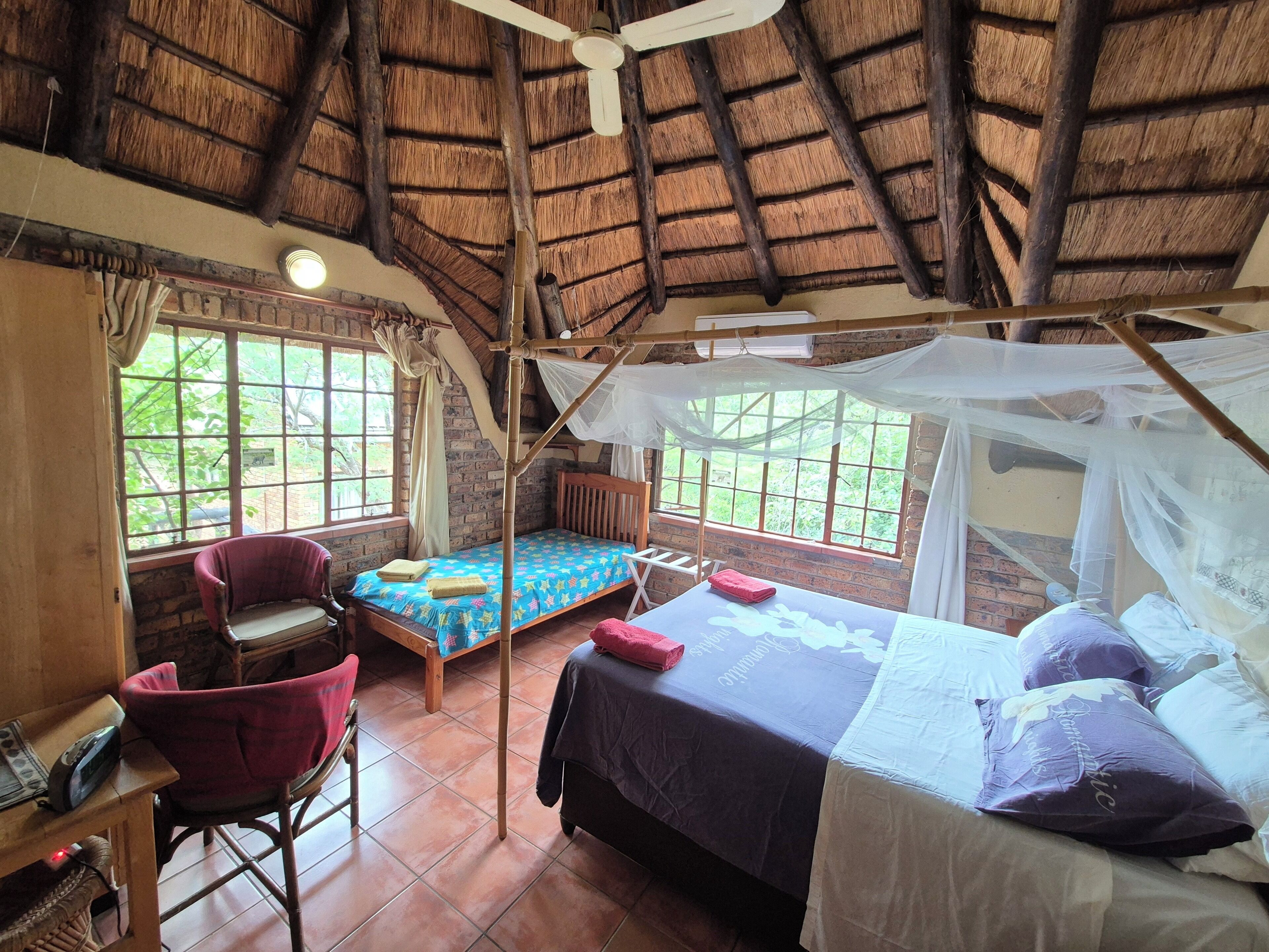 4 habitaciones, escritorio y tabla de planchar con plancha 