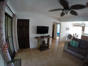 TV, DVD player, books, video library - Coco Beach Home, Steps to the beach (Coco)