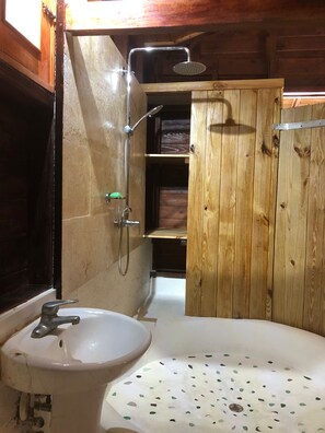 Douche, serviettes fournies, papier toilette