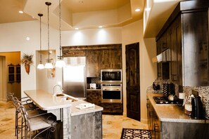 Frigorífic, microones, placa de cuina i rentaplats