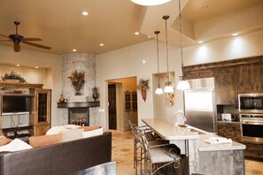 Frigorífic, microones, placa de cuina i rentaplats