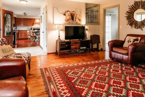 Smart TV, DVD player, books, video library - Hill Country Views Fire Pit Hiking Trails 40 acres (Blanco)