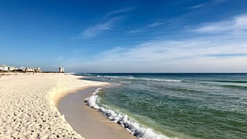 Perto da praia, espreguiçadeiras, toalhas de praia