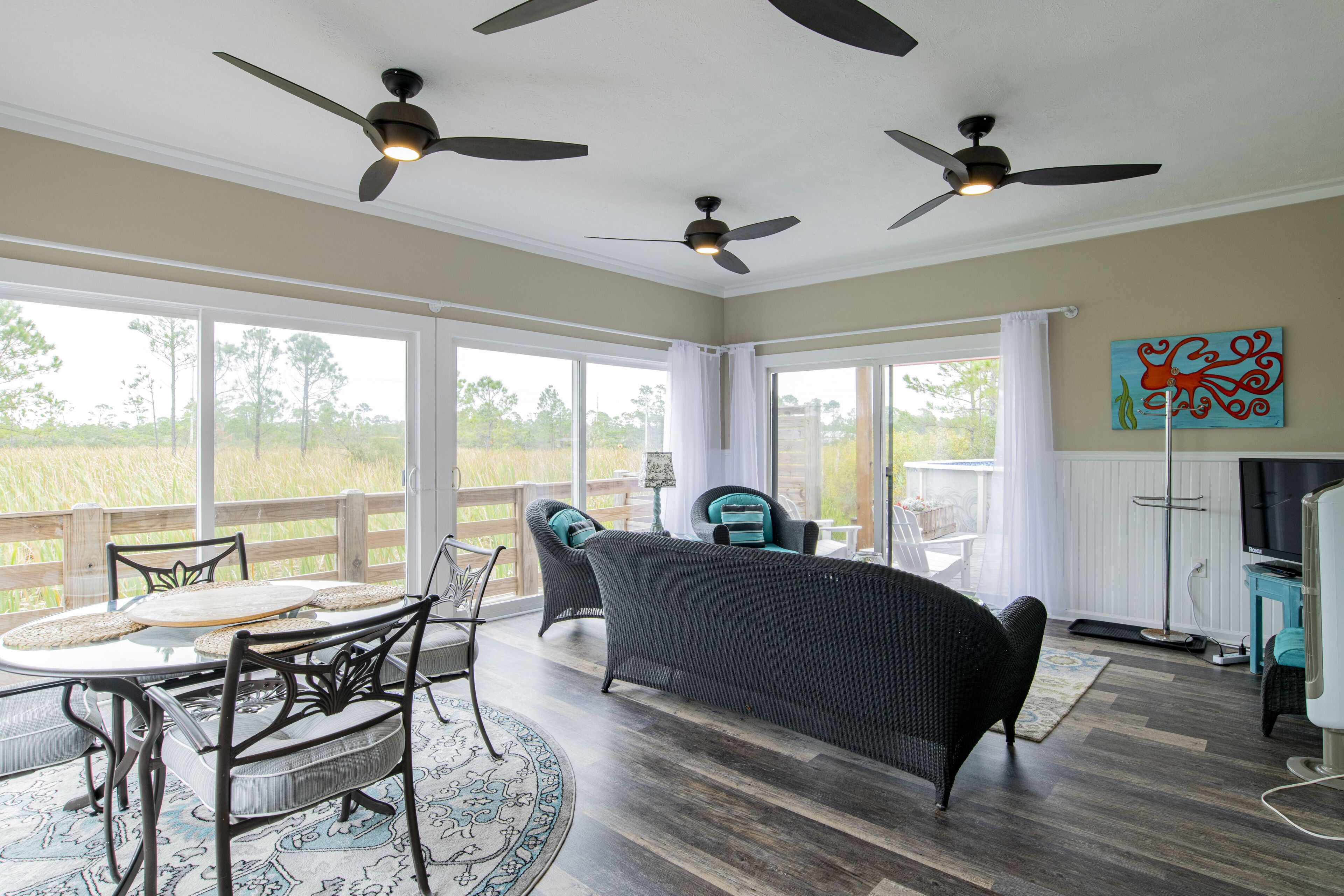 Smart TV, DVD player, livros, biblioteca musical