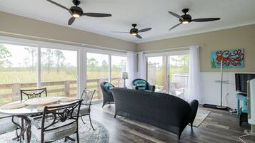 Smart TV, DVD player, livros, biblioteca musical