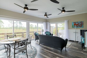 Smart TV, lettore DVD, libri, biblioteca musicale