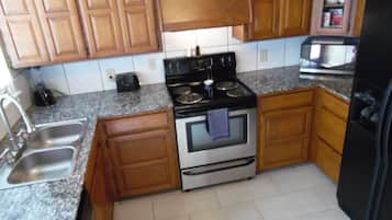 Een koelkast, een magnetron, een oven, een kookplaat