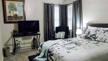 3 Schlafzimmer, Schreibtisch, Bügeleisen/Bügelbrett, Reisekinderbett