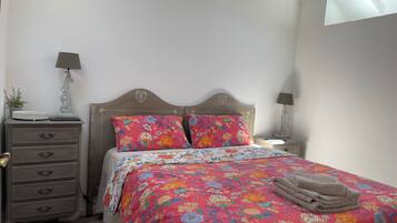 2 quartos, escrivaninha, ferros/tábuas de passar roupa