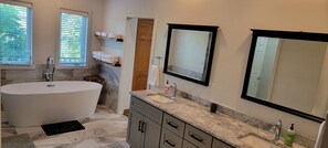 Combined shower/tub, jetted tub, hair dryer, towels - Large 5 bedroom, lakefront home, boat dock, wrap around patio, amazing views! (Dandridge)