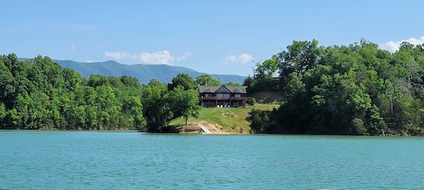Exterior - Large 5 bedroom, lakefront home, boat dock, wrap around patio, amazing views! (Dandridge)