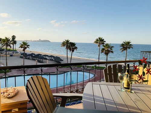 Breathtaking, Beachfront, 2bed 2bath remodeled Princesa de Penasco condo.