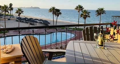 Breathtaking, Beachfront, 2bed 2bath remodeled Princesa de Penasco condo.