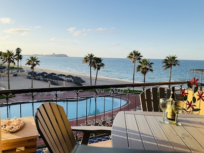 Breathtaking, Beachfront, 2bed 2bath remodeled Princesa de Penasco condo.