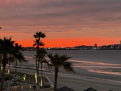 Breathtaking, Beachfront, 2bed 2bath remodeled Princesa de Penasco condo.