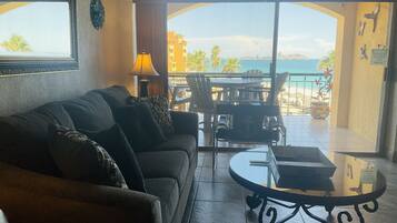 Älytelevisio, takka, pöytätennispöytä