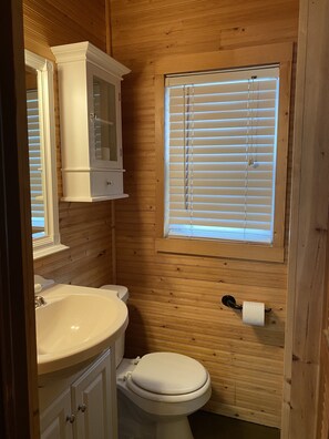 Dusche, Haartrockner, Handtücher, Toilettenpapier