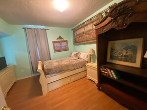 2 bedrooms, free WiFi, bed sheets -  River Ridge cottage sleeps 6 Pet's Welcome 30 day min (River Ridge)