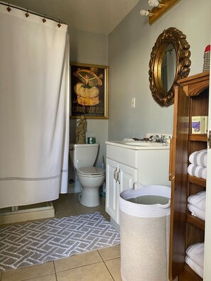 Shower, hair dryer, towels -  River Ridge cottage sleeps 6 Pet's Welcome 30 day min (River Ridge)