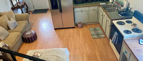 Frigorifero, microonde, forno, piano cottura