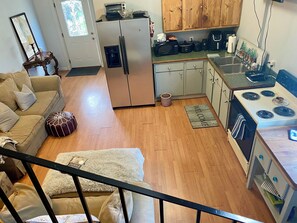 Jääkaappi, mikroaaltouuni, uuni, liesi