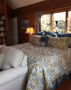 2 bedrooms, desk, iron/ironing board, free WiFi - Historic Victoria Lea Guest Cottage In Downtown Tryon, NC (Tryon)
