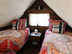 2 bedrooms, desk, iron/ironing board, free WiFi - Historic Victoria Lea Guest Cottage In Downtown Tryon, NC (Tryon)